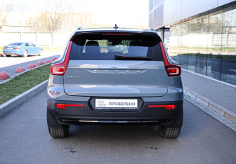 Подержанный автомобиль Volvo XC40 2021 года (5 фото)
