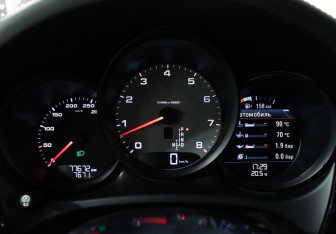 Подержанный автомобиль Porsche Macan 2015 года (12 фото)