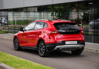 Подержанный автомобиль Volvo V40 Cross Country 2019 года (8 фото)