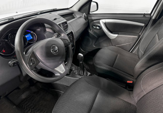 Подержанный автомобиль Nissan Terrano 2017 года (9 фото)