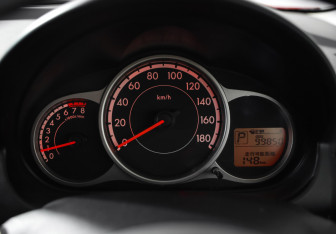 Подержанный автомобиль Mazda Demio 2012 года (12 фото)