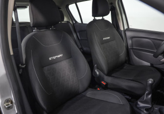 Подержанный автомобиль Renault Sandero 2015 года (17 фото)