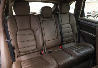 Подержанный автомобиль Porsche Cayenne 2010 года (28 фото)