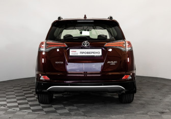 Подержанный автомобиль Toyota RAV4 2016 года (6 фото)
