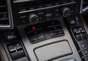 Подержанный автомобиль Porsche Cayenne 2010 года (16 фото)