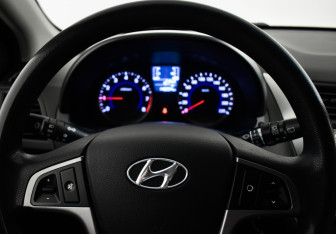 Подержанный автомобиль Hyundai Solaris Hatchback 2015 года (17 фото)