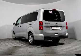 Подержанный автомобиль Peugeot Traveller 2021 года (7 фото)