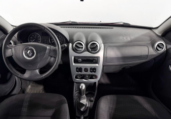 Подержанный автомобиль Renault Sandero 2014 года (13 фото)