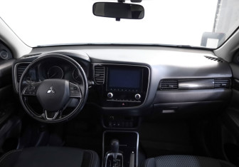 Подержанный автомобиль Mitsubishi Outlander 2021 года (8 фото)