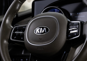 Подержанный автомобиль Kia Carnival 2020 года (13 фото)