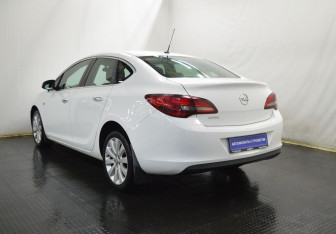 Подержанный автомобиль Opel Astra Sedan 2013 года (7 фото)