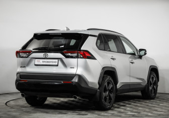 Подержанный автомобиль Toyota RAV4 2021 года (5 фото)