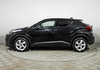 Подержанный автомобиль Toyota C-HR 2019 года (8 фото)