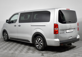 Подержанный автомобиль Peugeot Traveller 2018 года (7 фото)