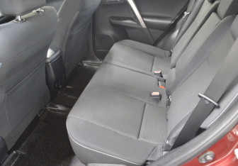 Подержанный автомобиль Toyota RAV4 2017 года (11 фото)