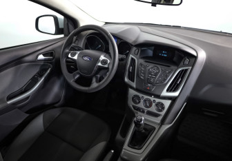 Подержанный автомобиль Ford Focus Hatchback 2013 года (9 фото)
