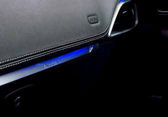 Подержанный автомобиль Jaguar F-Pace 2016 года (36 фото)