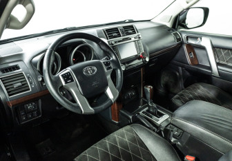 Подержанный автомобиль Toyota Land Cruiser Prado 2015 года (11 фото)