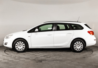 Подержанный автомобиль Opel Astra Wagon 2012 года (8 фото)