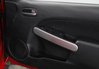 Подержанный автомобиль Mazda Demio 2012 года (17 фото)
