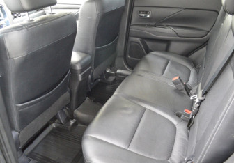 Подержанный автомобиль Mitsubishi Outlander 2015 года (11 фото)