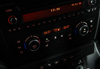 Подержанный автомобиль BMW X1 2014 года (15 фото)