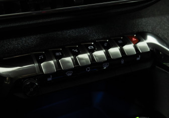 Подержанный автомобиль Peugeot 3008 2018 года (18 фото)