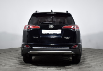 Подержанный автомобиль Toyota RAV4 2017 года (6 фото)