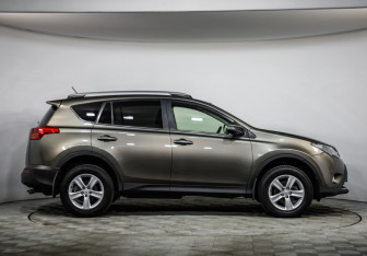 Подержанный автомобиль Toyota RAV4 2013 года (4 фото)