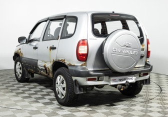 Подержанный автомобиль Chevrolet Niva 2006 года (7 фото)