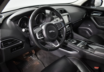 Подержанный автомобиль Jaguar F-Pace 2020 года (9 фото)