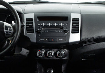 Подержанный автомобиль Mitsubishi Outlander 2011 года (14 фото)