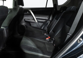 Подержанный автомобиль Toyota RAV4 2014 года (10 фото)