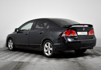 Подержанный автомобиль Honda Civic Sedan 2008 года (7 фото)
