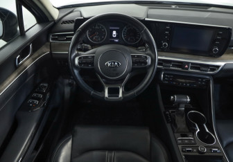 Подержанный автомобиль Kia K5 2021 года (10 фото)