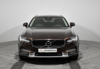 Подержанный автомобиль Volvo V90 Cross Country 2019 года (2 фото)