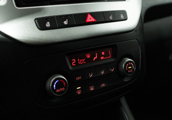 Подержанный автомобиль Kia Venga 2016 года (15 фото)