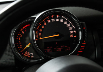 Подержанный автомобиль MINI Hatch 2014 года (12 фото)