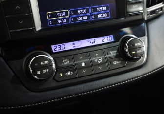 Подержанный автомобиль Toyota RAV4 2013 года (13 фото)