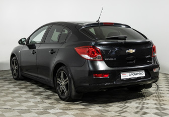 Подержанный автомобиль Chevrolet Cruze Hatchback 2013 года (7 фото)
