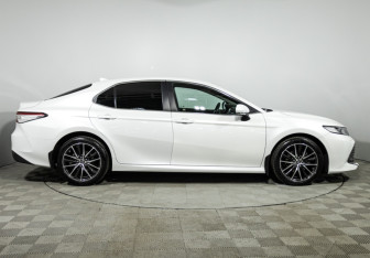 Подержанный автомобиль Toyota Camry Sedan 2018 года (4 фото)