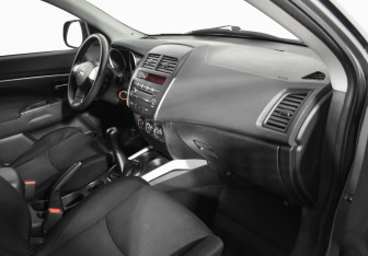 Подержанный автомобиль Mitsubishi ASX 2012 года (12 фото)