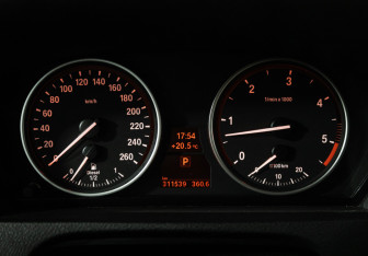 Подержанный автомобиль BMW X5 2007 года (12 фото)