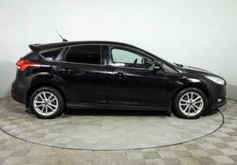 Подержанный автомобиль Ford Focus Hatchback 2018 года (4 фото)