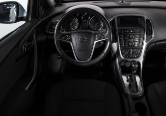 Подержанный автомобиль Opel Astra Hatchback 2012 года (11 фото)