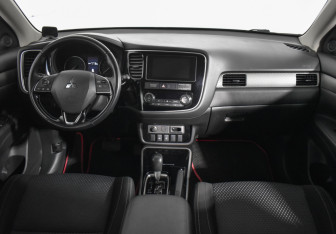 Подержанный автомобиль Mitsubishi Outlander 2018 года (13 фото)