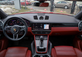 Подержанный автомобиль Porsche Cayenne 2022 года (10 фото)