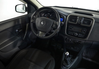Подержанный автомобиль Renault Sandero 2016 года (8 фото)