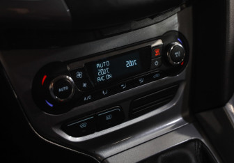 Подержанный автомобиль Ford Focus Hatchback 2013 года (14 фото)
