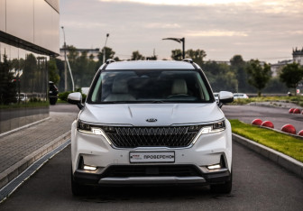 Подержанный автомобиль Kia Carnival 2021 года (4 фото)